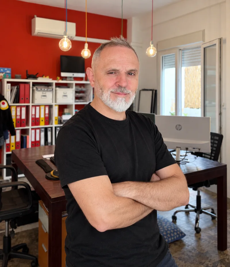 Iván Pérez, diseñador gráfico e ilustrador del estudio Sergio Zeus en Valencia